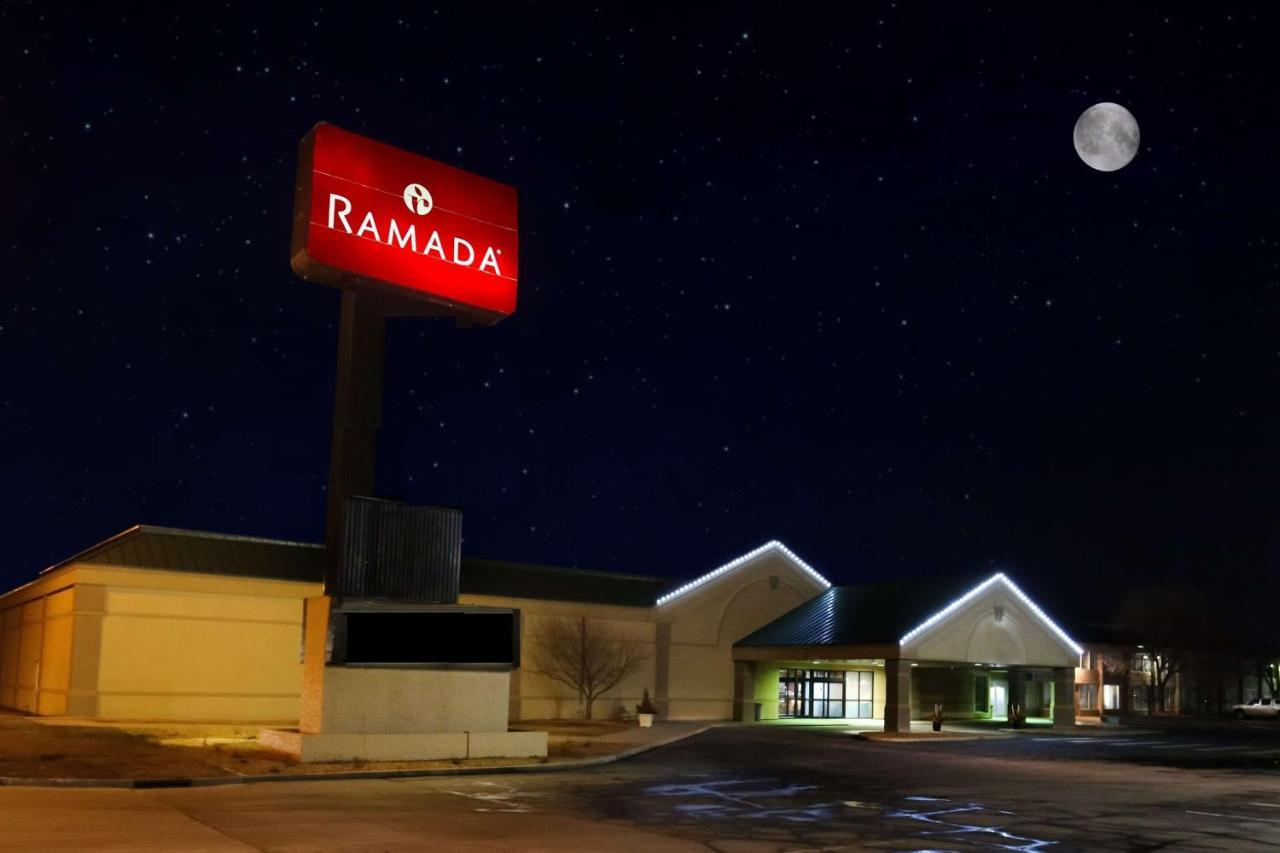 Ramada By Wyndham Mitchell Hotel & Conference Center Bagian luar foto